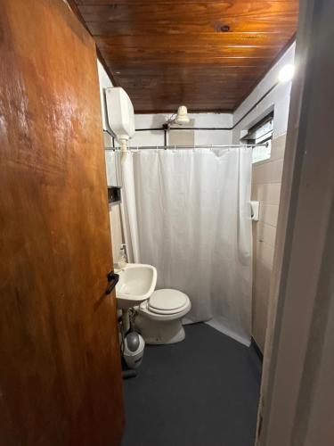 a bathroom with a toilet and a sink at Monoambiente B en Corrientes Capital in Corrientes