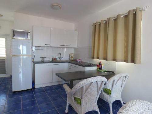Una cocina o cocineta en Marazul Ocean Front Apartment