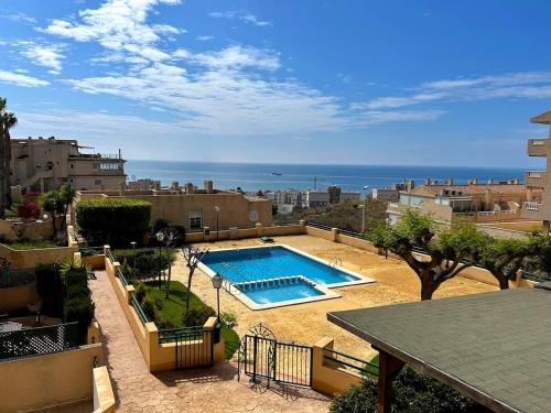 Sea View Apt, Pool & Garden, Walk to Beach & Park
