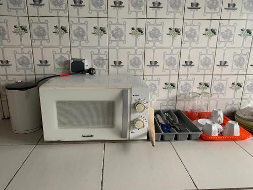 a microwave oven sitting on a kitchen counter at VOYALUX BENIN Appartement in Cotonou