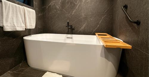eine weiße Badewanne in einem Badezimmer in der Unterkunft Hive Nápoles by G Hotels in Mexiko-Stadt
