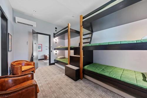 ein Zimmer mit zwei Etagenbetten und einem Stuhl in der Unterkunft Cloudwalker on Keowee in Seneca