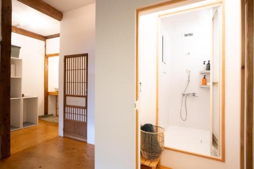 ein Badezimmer mit Dusche und Fenster in der Unterkunft Vacation rental HIKE in Nirasaki