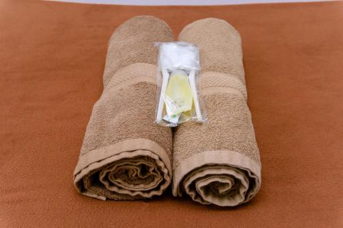 ein Paar Handtücher mit einer Packung Butter darauf in der Unterkunft Hotel Antik in Soreang