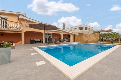 Family friendly house with a swimming pool Debeljak - Zadar - 25030