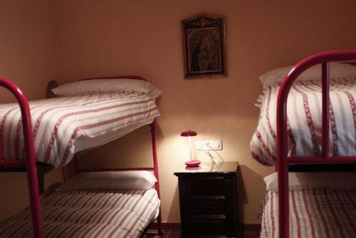 1 dormitorio con 2 literas y mesa con lámpara en Casas Rurales La Lapa, en El Cerro del Hierro
