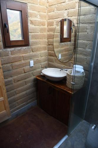 ein Badezimmer mit Waschbecken und Spiegel in der Unterkunft Hangar 5 in San Lucas del Pulque