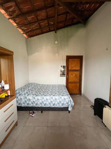 a bedroom with a bed and a wooden ceiling at Casa por do sol Flecheiras in Flecheiras