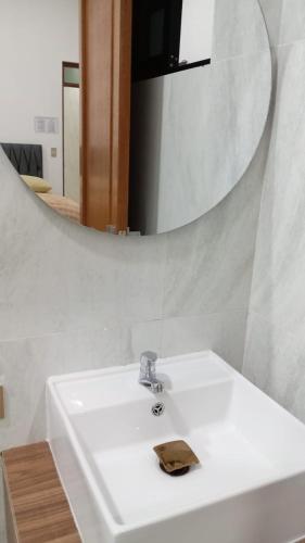 a bathroom with a white sink and a mirror at Residencial La Castilla in Quillacollo