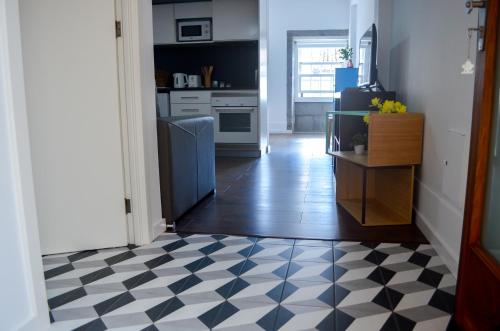 Una cocina con suelo a cuadros en blanco y negro. en A Casa del Rei, en Ribeira Grande