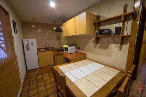 a kitchen with a counter top and a refrigerator at Andenrose in Manzanar