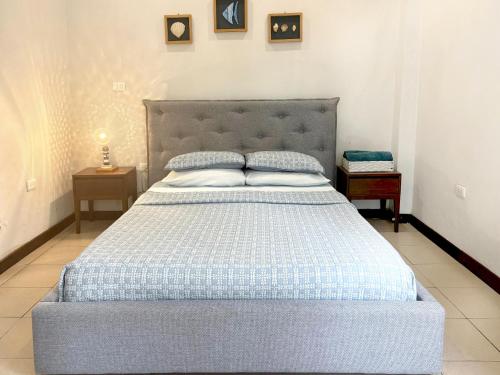 a bedroom with a large bed with a gray headboard at Moro Apartments - Near the beach in Cancún