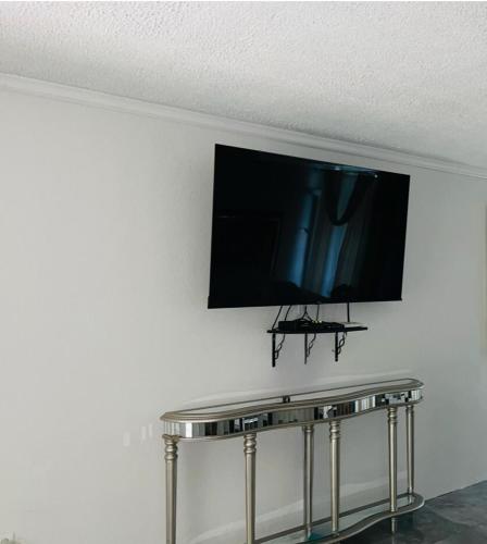 Noble Retreat Condo with Pool, Free Parking & Wi-Fi