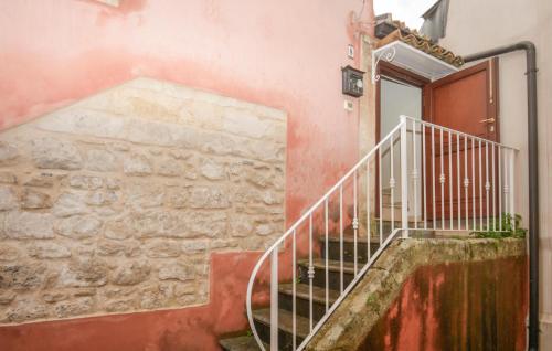 a staircase leading up to a building with a door at Casa Giulia 8 in Ragusa