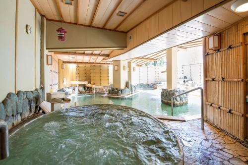 a hot tub in the middle of a swimming pool at Mt Fuji Hanayagi no Sho Keizan in Fuefuki