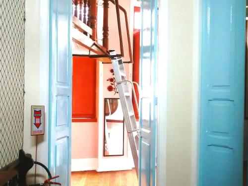 Una escalera en una habitación con puerta y espejo en Historic cottage, en Río de Janeiro