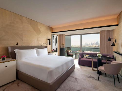 una camera da letto con un letto e un soggiorno di Rixos Gulf Hotel Doha a Doha