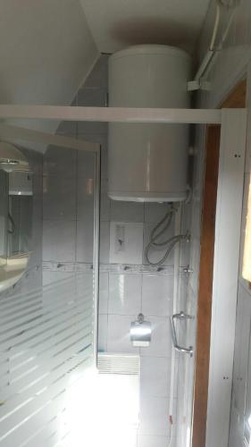 un bagno con doccia con parete in vetro di Apartments Vanja a Jahorina