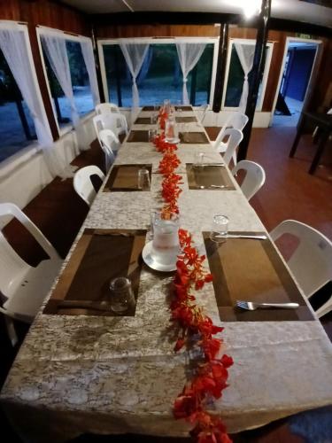 Restaurant o un lloc per menjar a White Sandy Beach Resort