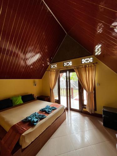 a bedroom with a large bed in a room at MAHADING cottages in Gili Meno