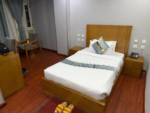 Llit o llits en una habitació de Belayneh Hotel