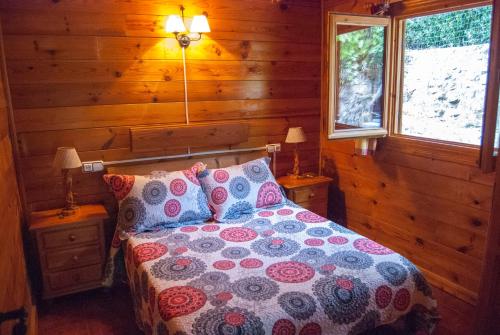 Postel nebo postele na pokoji v ubytování Cabaña de Madera la Encina