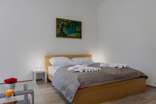 Sweet 2BR Retreat Near Danube & Garden Access