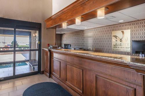 a restaurant with a bar with a view at Quality Inn & Suites Owasso US-169 in Owasso