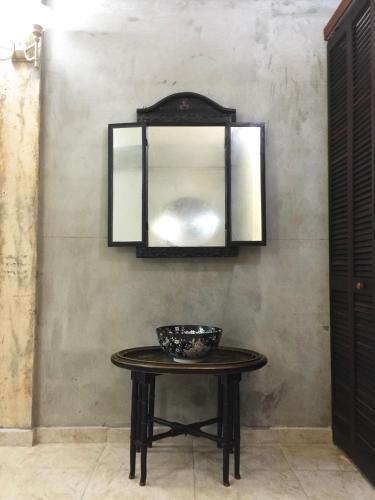 a bowl on a table with a mirror on a wall at Dos Aguas in Rio Grande
