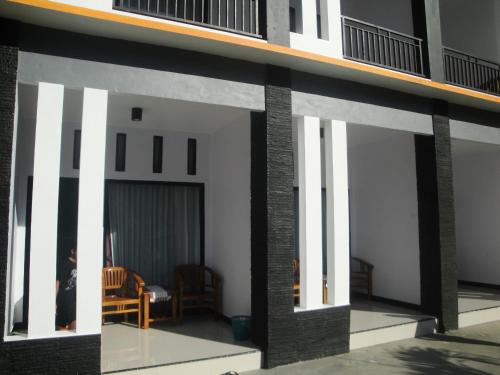 Balkoni atau teres di CF Komodo Hotel
