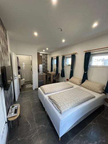 a large bedroom with a large bed and a bathroom at Privates Studio mit Parkplatz NAC in Euskirchen
