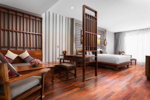 uma sala de estar com uma cama e uma secretária em J7 Angkor Hotel em Siem Reap