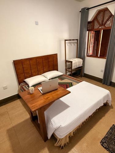 ein Schlafzimmer mit einem Bett, auf dem ein Laptop steht in der Unterkunft View 240 in Rikillagaskada