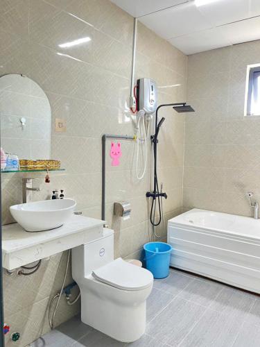 a bathroom with a sink and a toilet and a tub at Healling home 1 in Da Thien