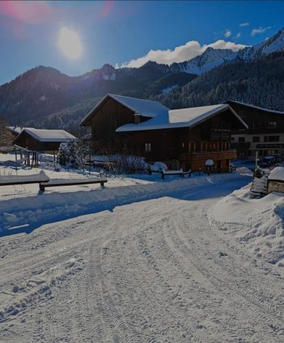 Chalet familial authentique et spacieux 2 chambres 4 à 6 personnes avec parking proche des remontées