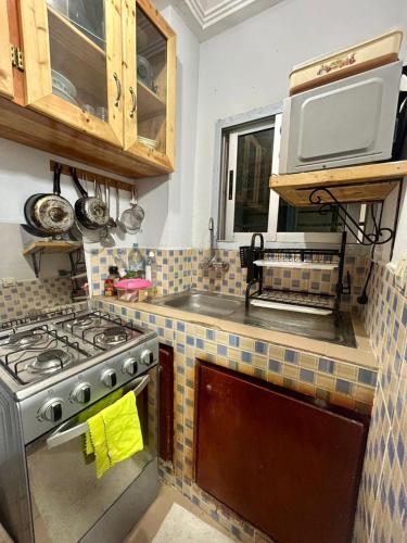 una cucina con fornelli e microonde di King studio a Mandanou