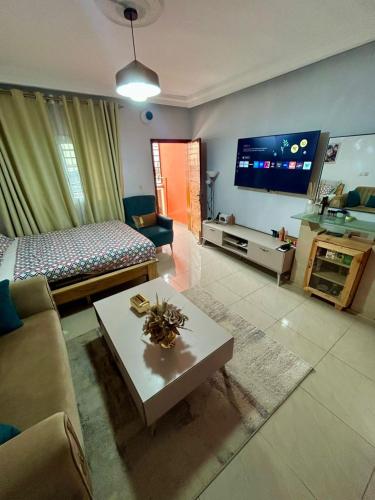 un soggiorno con un divano e una TV di King studio a Mandanou