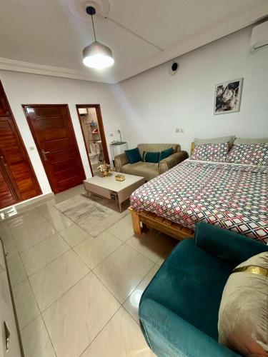 una camera con letto, divano e specchio di King studio a Mandanou