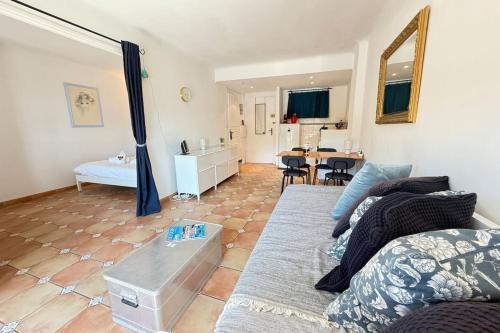 One-bedroom apt ideally located in front of the Midi beaches