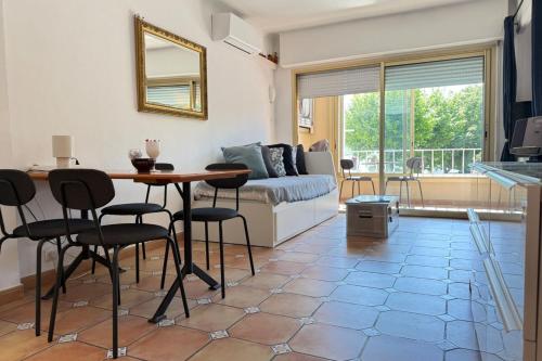 One-bedroom apt ideally located in front of the Midi beaches