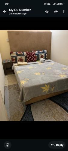 una foto di un letto in una stanza di Adex Cool Apartment a Abu Dhabi