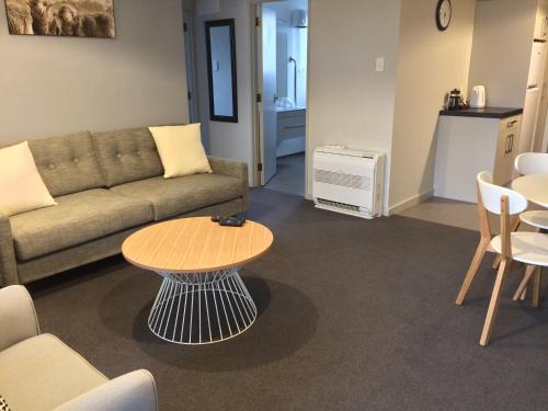 蒂阿瑙的住宿－米爾福德路公寓，客厅配有沙发和桌子