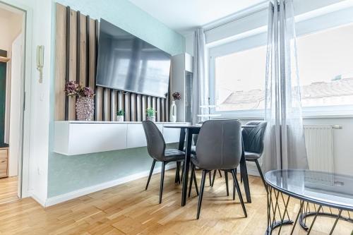 Central Vienna Chic & Comfortable 1BR & 1LR Apt