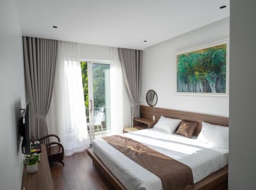 a bedroom with a large bed and a window at Kim Luông Homestay in Thôn An Hòa