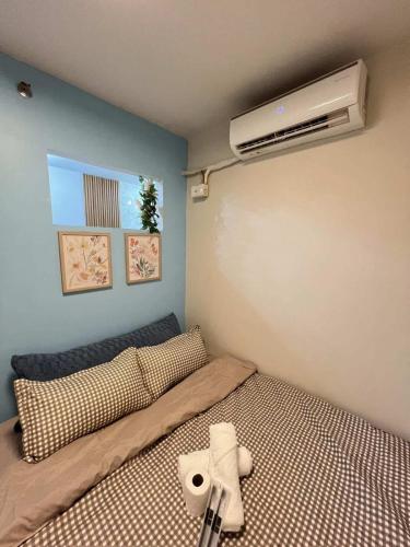 a room with two beds and a air conditioner at Chic Urban Escape at S Residence Tower 3 in Manila