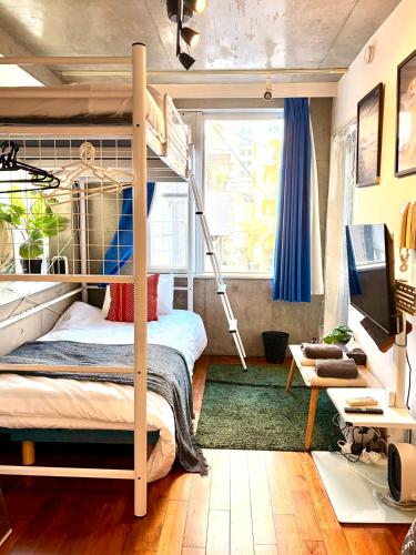 a bedroom with a bunk bed and a desk at 新宿まで1駅 初台駅徒歩9分 コンビニ2分 PokeMonと暮らすデザイナーズルーム in Tokyo