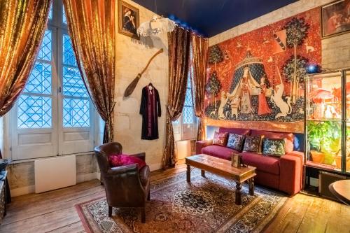 Sorcier magique - immersive cinema 4k, Air-cond & Parking
