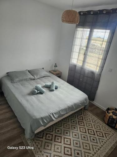 a bedroom with a bed with two towels on it at Relax & work à Frespech 3 chambres 6 personnes in Frespech
