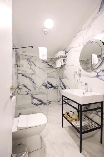 a bathroom with a sink and a toilet and a mirror at Livadi Jur in Akçakoca