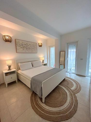 a large bedroom with a large bed and a rug at A casa del nonno Jack in Letojanni